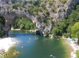 Grande maison en pierre au coeur du village provençal du XIe siecle 10 personnes