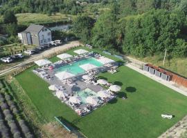 Відпочинковий Еко комплекс "Затишна садиба", hotel com piscina em Luchin