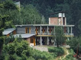 Yellowjackets Hostel Tosh