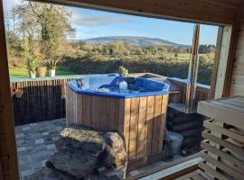 Secluded Private Cottage Hot-tub, Sauna & Fire-pit, hotel con tinas de hidromasaje en Carrick-on-Shannon
