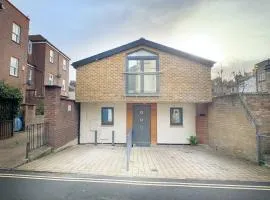3 Bed House in central Richmond with driveway parking