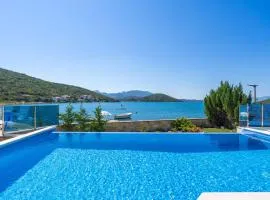 Beachfront Apartment house Hon with pool