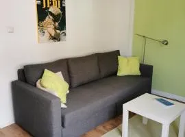 Nettes Schlafzimmer mit Gemeinschaftsbad in zentraler Lage
