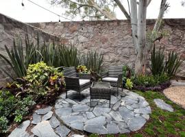 Escapada de Ensueño en San Miguel de Allende A Estrenar Departamento Amplio con Autentico Encanto Local, hotel em Alcocer