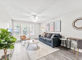 Spacious 2BR King Suites w Pool, Gym, Laundry - Close to Downtown, hotel in Austin