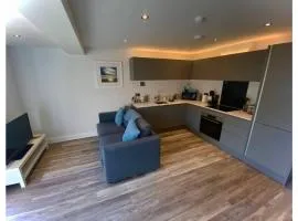 Rainbow View - Modern, central 1-bed flat, free on-site parking