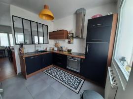 chambre dans maison place du commando, bord de mer, hotel in Saint-Nazaire