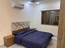 شقة مفروشة و جديدة مع كراج للسيارة في ارقى مناطق اربد, acomoda&ccedil;&atilde;o em Irbid