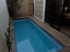 Luxury Room with Pool at Vila Raima, hotel v destinaci Gresik