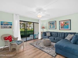 Coastal 2BR Oceanfront Escape, Steps from Sand & Pool, m&ouml;kki kohteessa Cape Canaveral