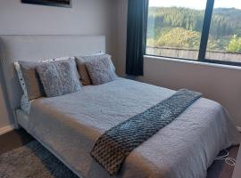 A comfortable room in Upper Hutt with views - Homestay, hotel v destinaci Upper Hutt