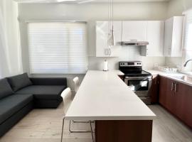 Brand New Modern Laneway House, Hotel in Vancouver