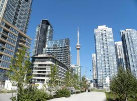 Stylish Condo Downtown Near CN Tower - Free parking, hotel em Toronto