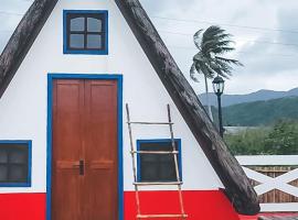 Triangle Huts, Hotel in Pagudpud