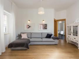 Charming house with terrace near the city center, hotel u gradu Faro