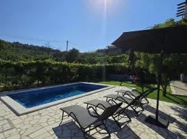 Apartment Dawn- cozy apartment with private pool near Omiš