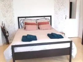 Location chambre spacieuse avec balcon et piscine