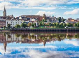 5 Guests - Helens House Derry City Centre - 3 Bed, hotel with parking in Derry Londonderry