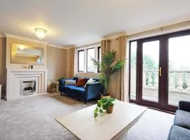 M1, M62, Free Parking, WiFi, 8 beds, Separate office