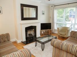 Spacious 4 Bedroom & 4 Bathrooms, Hotel in Galway