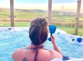 Barlosh Barony Tpod Lodge Ayrshire, elec jacuzzi, BBQ, Firepit, Pizza Oven, indoor outdoor terrace with amazing views, spacious inside and out