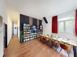 CROWN LIVING Design Loft, Küche, Bibliothek, Gartensitzplatz