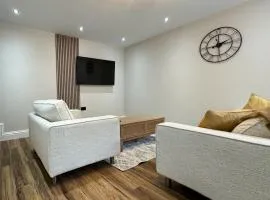 Plush Leeds Bungalow, Free Parking
