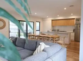 Madeley Family Getaway- Sleeping 8, central, aircon, close to shops, beach, parks, spacious
