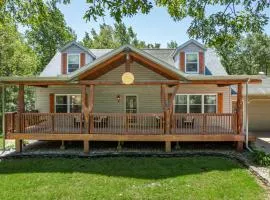 Dog-friendly 6-acre 5BR 3BA home, game room, deck, Wisconsin Dells 10min