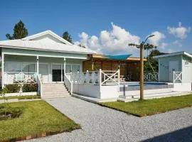 Acogedora Cabaña con Piscina y kiosco de playa