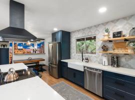 Walk to GC Train Depot and Route 66, king beds, game room, BBQ, firepit, resort de esqui em Williams