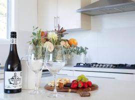 Corner Cottage- Pool Table, WiFi, AC & Firepit, villa in Cessnock