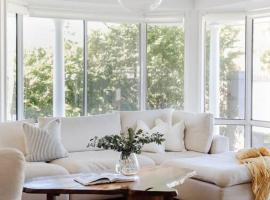 500m to Shelly Beach! Hot SPA & Entertainment Shed, hotel com banheiras de hidromassagem em Long Jetty