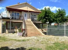 Appartement dans maison au 1er étage avec terrasse jardin ombrage et parking securise