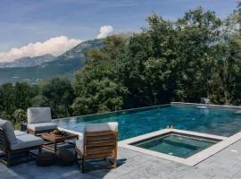 Three bedroom Villa with Infinity Edge Pool & Hot Tub