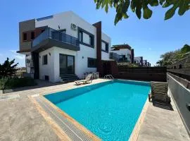 ISKELE BAHCELER de KIRALIK TRIPLEX HAVUZLU LUKS VILLA