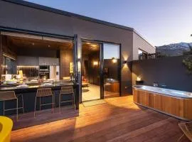 Yellow Pots Apartment B, Luxurious Outdoor Bath