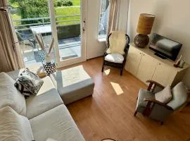 Zonnig appartement Hollum met balkon en groen uitzicht