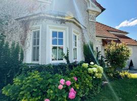 Prvorepublikový dům se zahradou, hotel v Podivíně