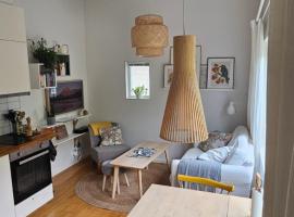 Tiny grey house with loft, 15 min from city center, hotel v destinaci Gothenburg