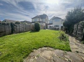 Amazing 5 bedroom house in Hornchurch, hotel i Hornchurch