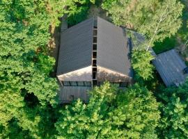 Puk Puk. Domy w koronach drzew.، فندق في Staniszów