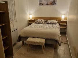 Maisonnette confortable, hotel in Nogent-le-Rotrou