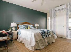 Private Studio Walk to Beach -- Apartment 2, hotel in Pompano Beach