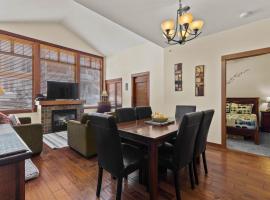 Settler's Crossing #56 ski-in ski-out condo with private hot tub, apartmán v rezidenci v destinaci Sun Peaks