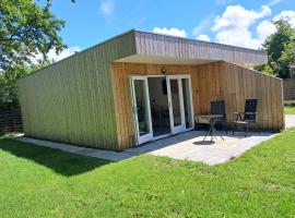 Strandhuisje Freek, 900 m van zee en strand, hotel v destinaci Callantsoog