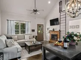 Twisted Oak, Hot tub, Fire pit, King Beds!