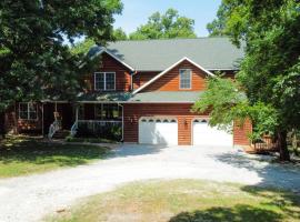 Rural 6 bedroom cabin - With a Hot Tub!, hotel en Exeter