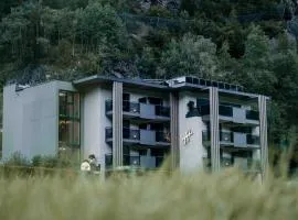 VIER Studios & Restaurant