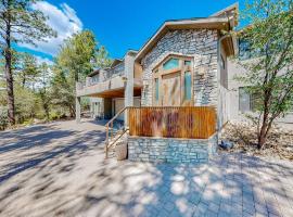 Elegant Cabin Among the Pines-Views, Near Downtown, hotel in Prescott